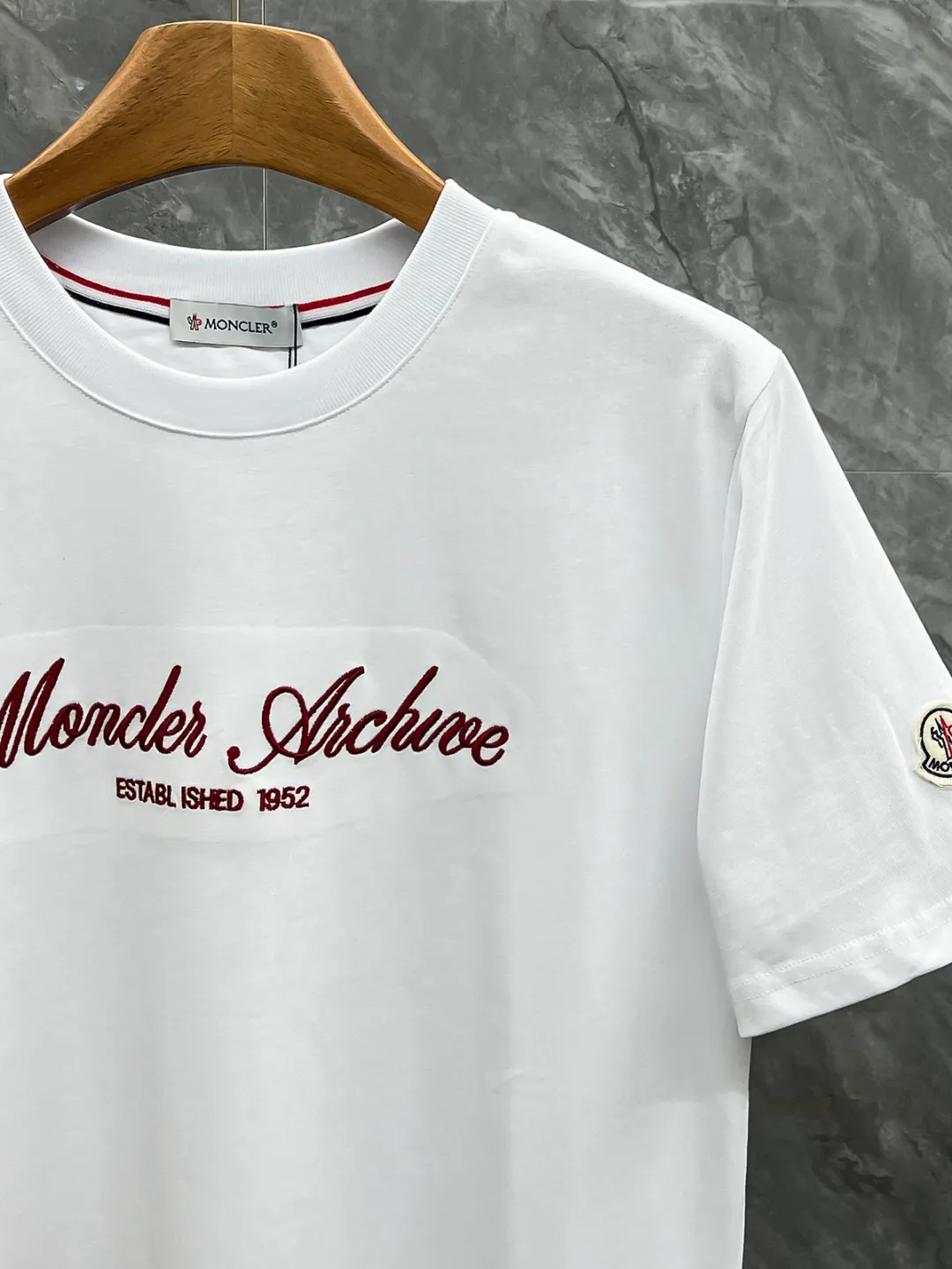 Moncl 26ss Moncler Series T ，， Logo+“Monestier-de-Clermont France Est.1952” ， ， Classic ， ， 。 Premium、 ， ； Black White Sizes：S-2XL